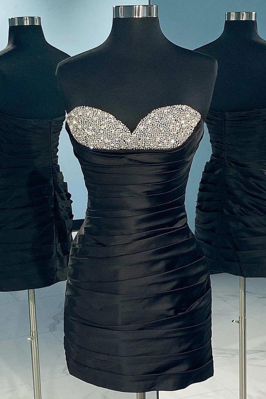 Vestido de fiesta corto sin tirantes con cuentas
